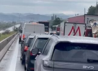 Bllokohet autostrada Tiranë-Elbasan prej më shumë se dy orësh, regjistrohen radhë kilometrike mjetesh