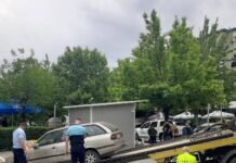 Policia bashkiake Elbasan aksion për largimin e automjeteve të braktisura
