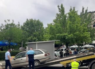 Policia bashkiake Elbasan aksion për largimin e automjeteve të braktisura