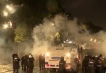 Protesta e opozitës, protestuesit hedhin molotovë, plicia kundërpërgjigjet me ujë me presion