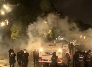 Protesta e opozitës, protestuesit hedhin molotovë, plicia kundërpërgjigjet me ujë me presion