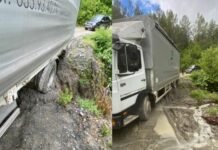 Rrëshqitjet e dherave bllokojnë plotësisht aksin Gramsh-Kukur, kamioni rrezikon të bjerë në humnerë