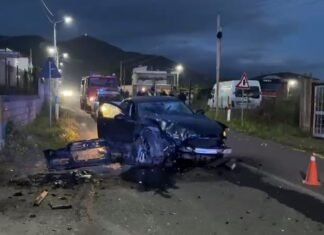 Aksident në rrugën e vjetër Lezhë–Milot, plagosen tre persona, makina bëhet copash