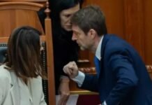 Ferit Hoxha i zë karriken Ramës, e çojnë menjëherë nga vendi