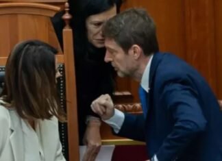 Ferit Hoxha i zë karriken Ramës, e çojnë menjëherë nga vendi