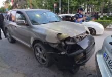 Me Porsche përplas 2 makina/ Merr targën e makinës dhe përpiqet të arratiset por…