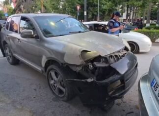 Me Porsche përplas 2 makina/ Merr targën e makinës dhe përpiqet të arratiset por…
