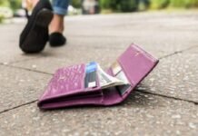 Gjest qytetarie, mësuesja shqiptare gjen portofolin me 2000 euro dhe e dorëzon në polici