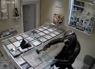 Me çekiç dhe kallashnikov bëjnë copash gjithçka! Momenti kur grabitësit e maskuar vjedhin argjendarinë në Kamëz (VIDEO)