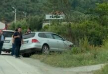 Aksident në Elbasan, makina del nga rruga dhe përfundon në kanal