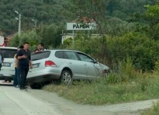 Aksident në Elbasan, makina del nga rruga dhe përfundon në kanal