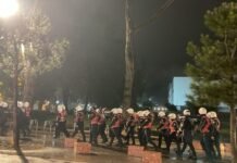 Incidentet gjatë protestës së PD, policia shoqëron tre protestues. Tre policë të lënduar në spital