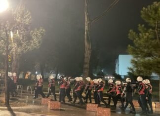 Incidentet gjatë protestës së PD, policia shoqëron tre protestues. Tre policë të lënduar në spital