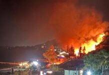 Zjarr i madh në Radhimë, digjet beach bar-i, rrezikohen 3 hotele