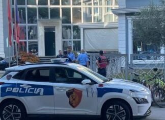 Bie zjarr në ambientet e godinës së Drejtorisë së Policisë në Tiranë