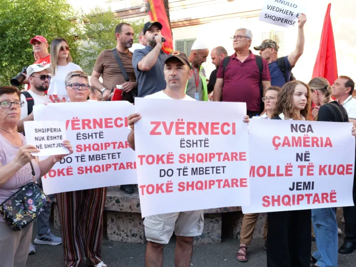 Pankartat-e-protestuesve-ne-Bulevardin-Deshmoret-e-Kombit-696x523