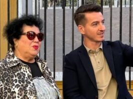 Këngëtarja Irini Qirjako u bashkohet protestuesve te Ministria e Arsimit!