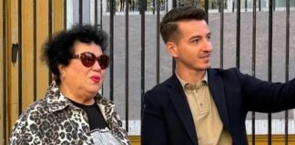 Këngëtarja Irini Qirjako u bashkohet protestuesve te Ministria e Arsimit!