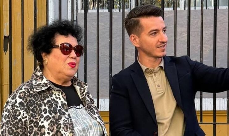 Këngëtarja Irini Qirjako u bashkohet protestuesve te Ministria e Arsimit!