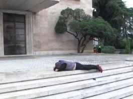 Protestuesi kërkesë për dialog, të tjerët e tërhoqën te shkallët e Kryeministrisë! Largohet me ambulancë