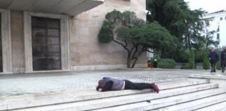 Protestuesi kërkesë për dialog, të tjerët e tërhoqën te shkallët e Kryeministrisë! Largohet me ambulancë