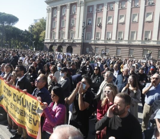 Protesta studentore zgjerohet/ Sot në orën 10:00 pedagogët protestojnë sërish në mbështetje të të rinjve