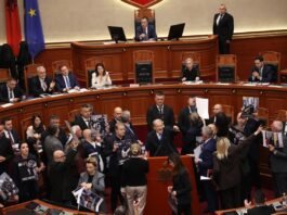 Berisha -deputetëve të PS: Meritoni plumba gome dhe çarje kafkash! Peleshi i heq fjalën për gjithë ditën