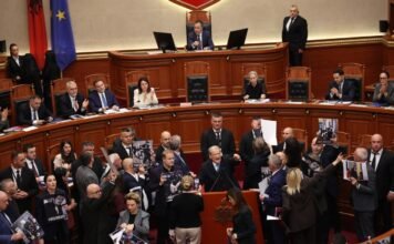 Berisha -deputetëve të PS: Meritoni plumba gome dhe çarje kafkash! Peleshi i heq fjalën për gjithë ditën