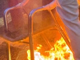 Nisin tensionet e para përpara Kryeministrisë: Hidhen molotovë dhe digjet karrigia e “dialogut”