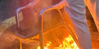 Nisin tensionet e para përpara Kryeministrisë: Hidhen molotovë dhe digjet karrigia e “dialogut”