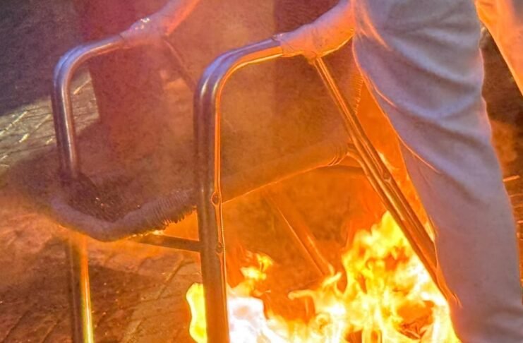Nisin tensionet e para përpara Kryeministrisë: Hidhen molotovë dhe digjet karrigia e “dialogut”
