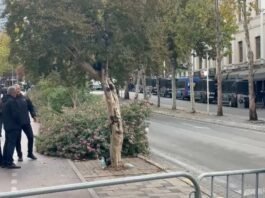 Sot protestë dhe seancë plenare, policia vendos barriera në rrugët përreth Parlamentit