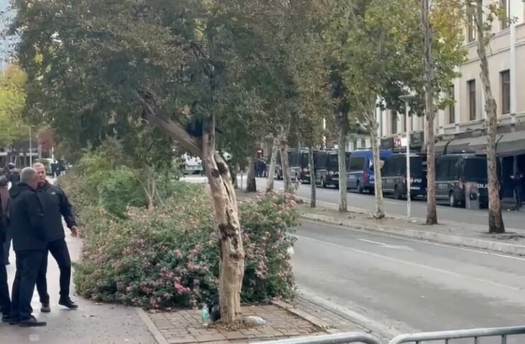 Sot protestë dhe seancë plenare, policia vendos barriera në rrugët përreth Parlamentit