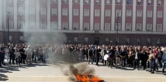 Nis protesta kombëtare në Tiranë: Përshkallëzohet revolta, protestuesit djegin “sofrën e dialogut” mes thirrjeve për dorëheqjen e Ramës
