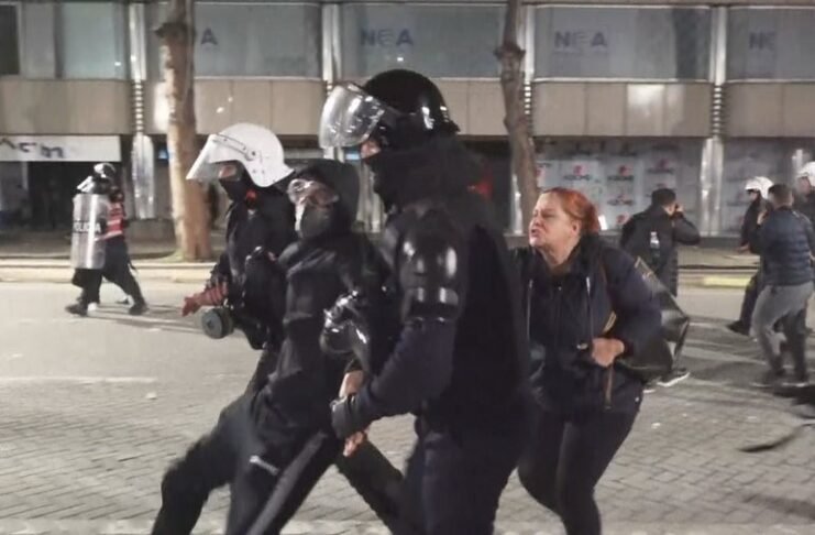 Policia reagon ndaj protestuesve, nisin shoqërimet e para. Të rinjtë sulmojnë bizneset dhe një bankë