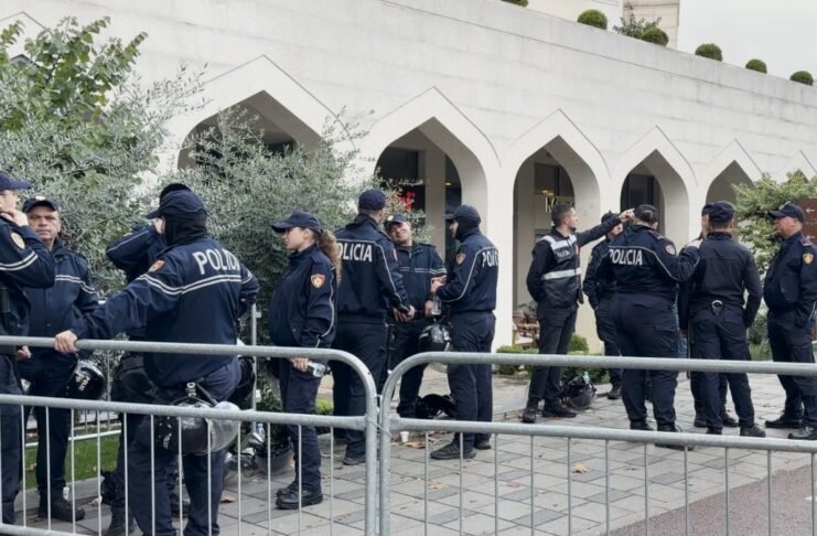 1 mijë efektivë, 2 makina ujëhedhëse dhe forcat FNSH e “Shqiponjat” para Parlamentit për protestën studentore