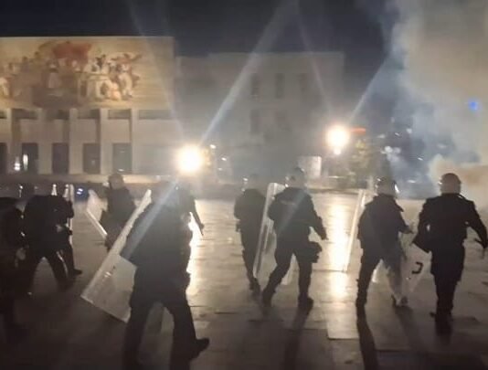Përplasje në Sheshin “Skënderbej”: Një person përfundon pa ndjenja gjatë ndërhyrjes së policisë