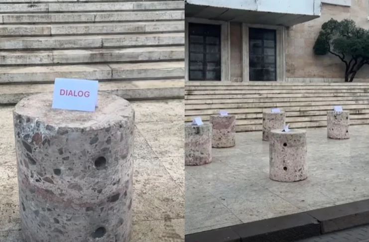 Rama zëvendëson karriget me stola guri dhe bën sërish thirrje për dialog (VIDEO)