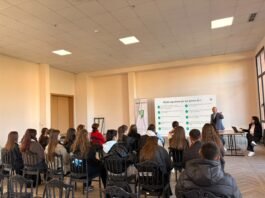 INAC dhe Fakulteti i Shkencave Humane zhvillojnë forum me të rinjtë mbi dezinformimin dhe edukimin mediatik