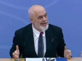 Rama: Ata mësues që u thonë nxënësve bjeruni xhamave, nuk kanë për ta parë më derën e shkollës