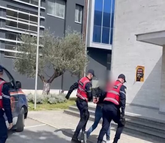 Kanosën një shtetas për t’i marrë borxhin, arrestohet 34-vjeçari dhe shpallet në kërkim bashkëpunëtori