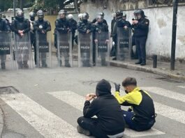 VIDEO-LAJM/ Dy fëmijë protestues ulen këmbëkryq para efektivëve