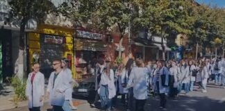 Dita e 11-të e bojkotit mësimor/ Studentët e Mjekësisë dhe Mjekët nisin marshimin në rrugët e Kryeqytetit