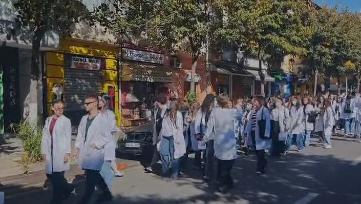 Dita e 11-të e bojkotit mësimor/ Studentët e Mjekësisë dhe Mjekët nisin marshimin në rrugët e Kryeqytetit