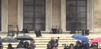 Studentët refuzojnë sërish dialogun me Ramën, heqin karriget e vendosura para Kryeministrisë