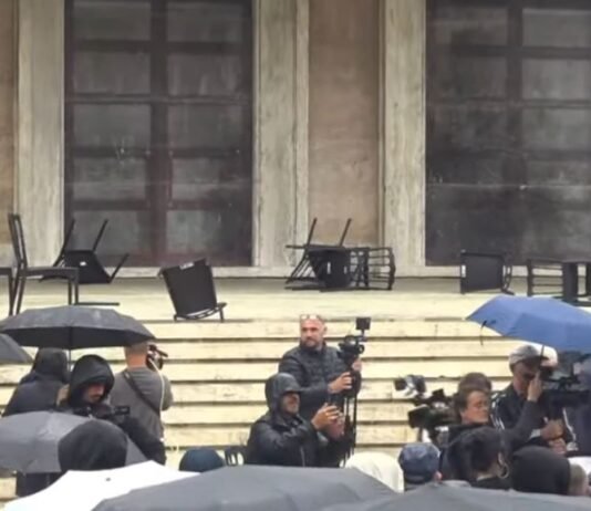 Studentët refuzojnë sërish dialogun me Ramën, heqin karriget e vendosura para Kryeministrisë