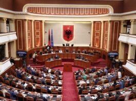 Kuvendi rikthehet në seancë plenare me agjendë të ngjeshur pas kaosit dhe përjashtimit të gjashtë deputetëve të opozitës