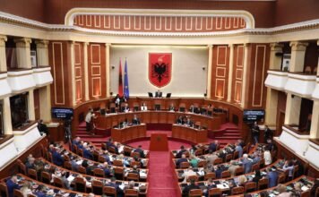 Kuvendi rikthehet në seancë plenare me agjendë të ngjeshur pas kaosit dhe përjashtimit të gjashtë deputetëve të opozitës