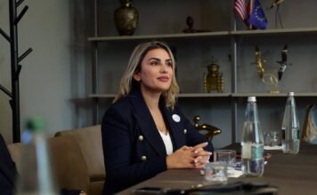Lorena Haxhiymeri prezanton asistentin virtual të Bashkisë Elbasan në platformën “THU’JE”