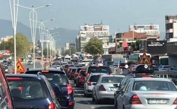 Dyfishohet taksa vjetore e makinave: Automjetet e vjetra dhe ato me naftë do paguajnë më shumë (Tabelat)